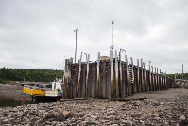 Low Tide Harbor Dock editorial photography. Image of boat 80985897