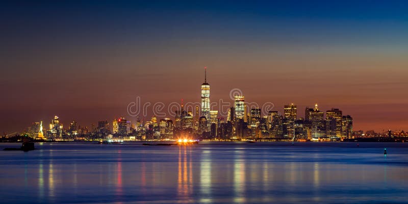 Lower Manhattanwolkenkrabbers van de Stadshaven van New York bij zonsopgang royalty-vrije stock afbeeldingen Lower Manhattanwolkenkrabbers van de Stadshaven van New York bij zonsopgang royalty-vrije stock afbeeldingen