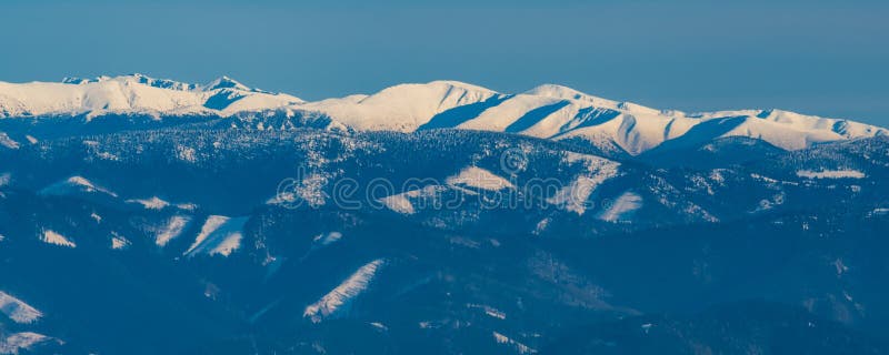 Dolní Velká Fatra a nejvyšší část Nízkých Tater od Martinských hole v zimě pohoří Malá Fatra na Slovensku