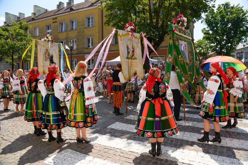 Lowicz/Pologne - 31 mai 2018 : Cortège de vacances d'église de Corpus Christi, défilé photo libre de droits Lowicz/Pologne - 31 mai 2018 : Cortège de vacances d'église de Corpus Christi, défilé photo libre de droits