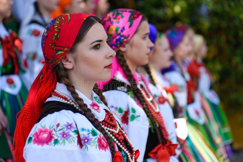 Lowicz/Polonia De Mayo 2018: Coro Local, Regional De Mujeres Jovenes Y Hombres Vestidos En Trajes Del Folclore Fotografía editorial - de polonia, vestido: 118068697
