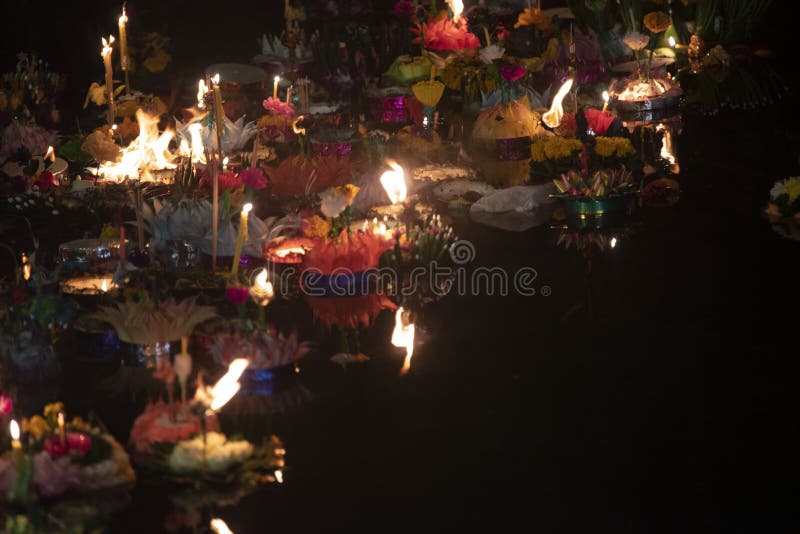 Loy Krathong-het festival, Mensen koopt bloemen en kaars aan licht en vlotter op water om het Loy Krathong-festival binnen te vie royalty-vrije stock afbeeldingen Loy Krathong-het festival, Mensen koopt bloemen en kaars aan licht en vlotter op water om het Loy Krathong-festival binnen te vie royalty-vrije stock afbeeldingen