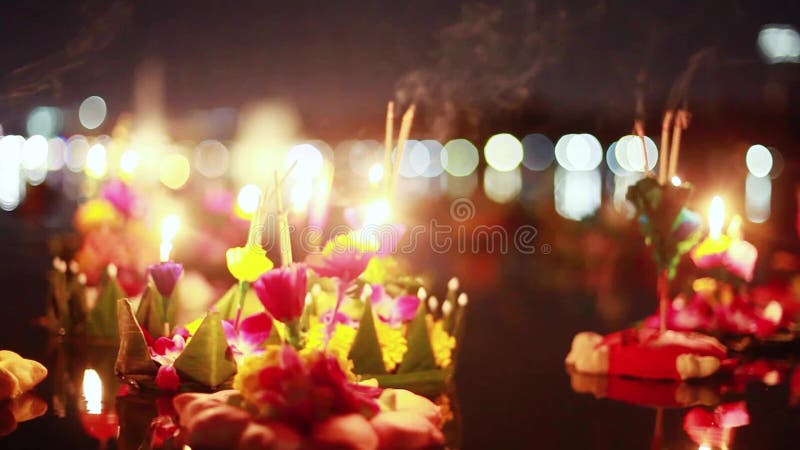 Loy Kratong Festival vierde in Thailand Lanceringsboten van mooie bloemen en kaarsen in de vijver