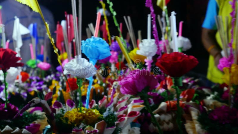 Loy Kratong Festival vierde in Thailand Verkopende boot -boot-kratong van bloemen op de straatmarkt 3840x2160