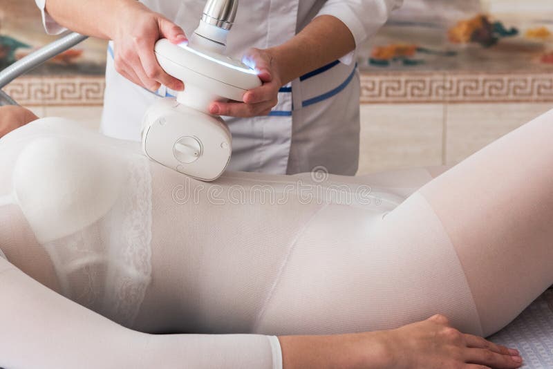 LPG und umreißende Behandlung des Körpers in der Klinik stockbild LPG und umreißende Behandlung des Körpers in der Klinik stockbild