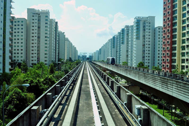 LRT treintraliewerk met flats stock afbeelding LRT treintraliewerk met flats stock afbeelding