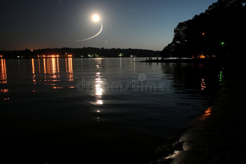 A lua brilha intensamente no céu noturno ilustração stock