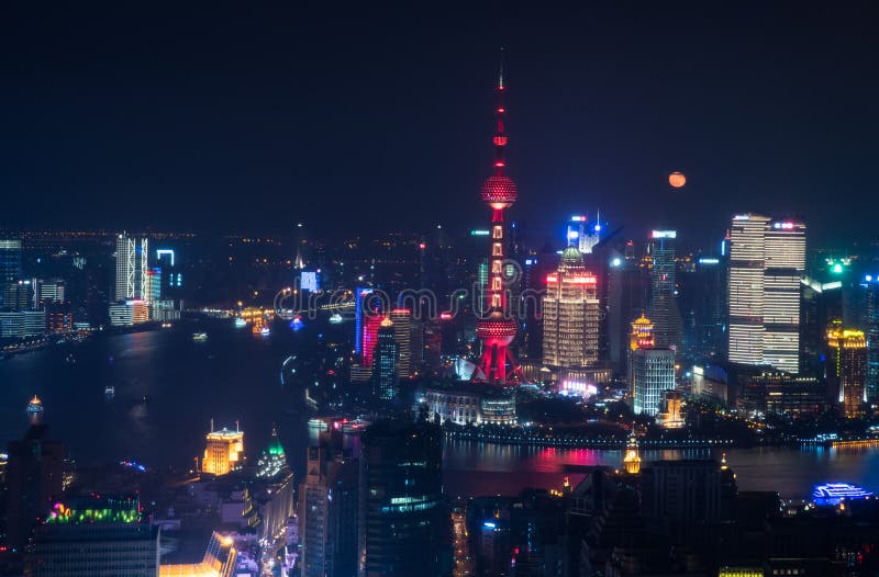 A Lua cheia aumenta atrás da skyline de Pudong fotografia de stock royalty free A Lua cheia aumenta atrás da skyline de Pudong fotografia de stock royalty free