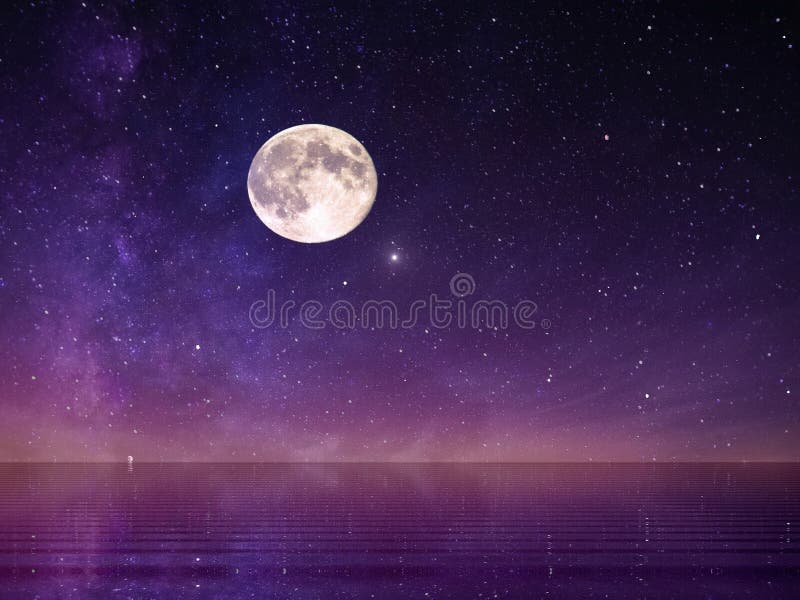 Lua cheia no céu estrelado à noite no mar lilás cor-de-rosa estrelas do sol no verão mar azul escuro água reflexo galáxia luz