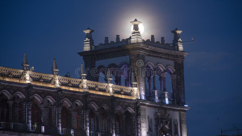 A lua cheia por trás da arquitetura antiga de uma cidade