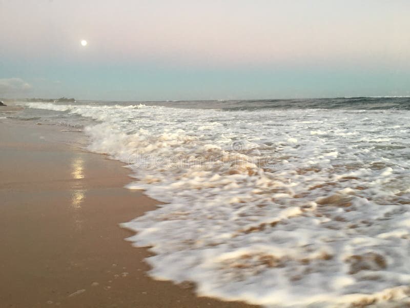 Lua cheia que aumenta acima do Oceano Pacífico durante o por do sol - vista da praia em Kekaha na ilha de Kauai em Havaí imagens de stock Lua cheia que aumenta acima do Oceano Pacífico durante o por do sol - vista da praia em Kekaha na ilha de Kauai em Havaí imagens de stock