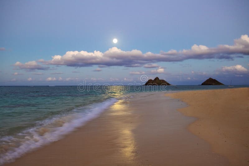 Lua cheia que levanta-se na praia do lanikai, Havaí