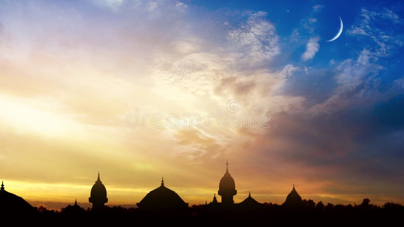 Lua crescente com estrelas Silhueta da mesquita no por do sol imagens de stock