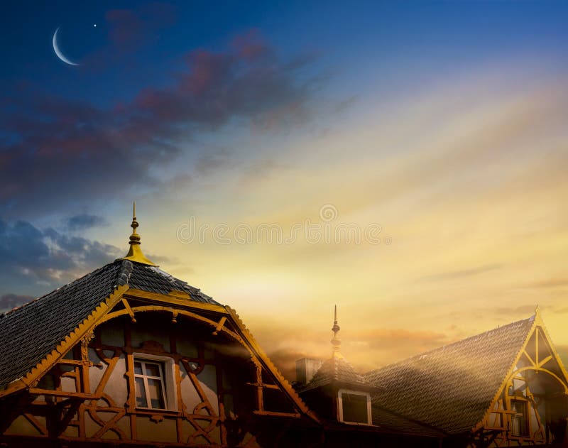 Lua crescente com fundo bonito do por do sol imagens de stock royalty free