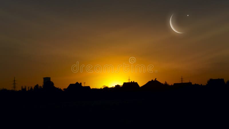Lua crescente com fundo bonito do por do sol foto de stock royalty free