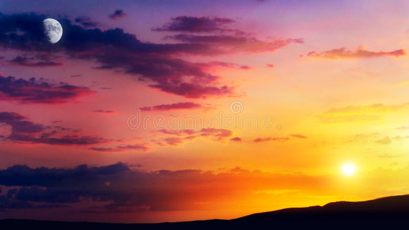 Lua crescente com fundo bonito do por do sol fotos de stock royalty free