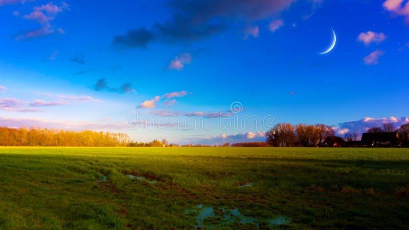 Lua crescente com um belo fundo de pôr do sol fotos de stock royalty free