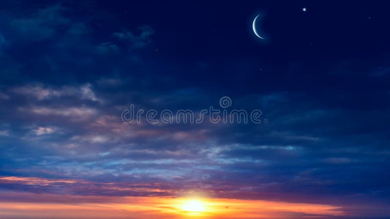 Lua crescente com fundo bonito do por do sol foto de stock