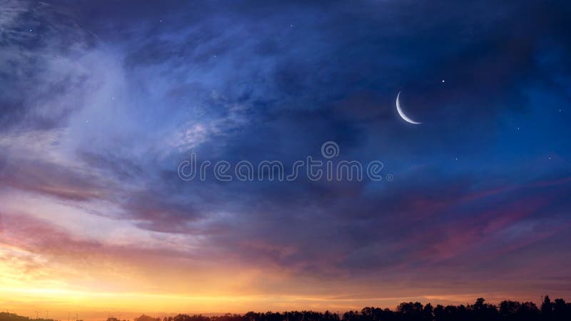 Lua crescente com um belo fundo de pôr do sol. Ramadan generoso imagens de stock royalty free