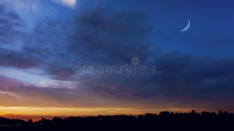 Lua crescente com um belo fundo de pôr do sol. Ramadan generoso foto de stock royalty free
