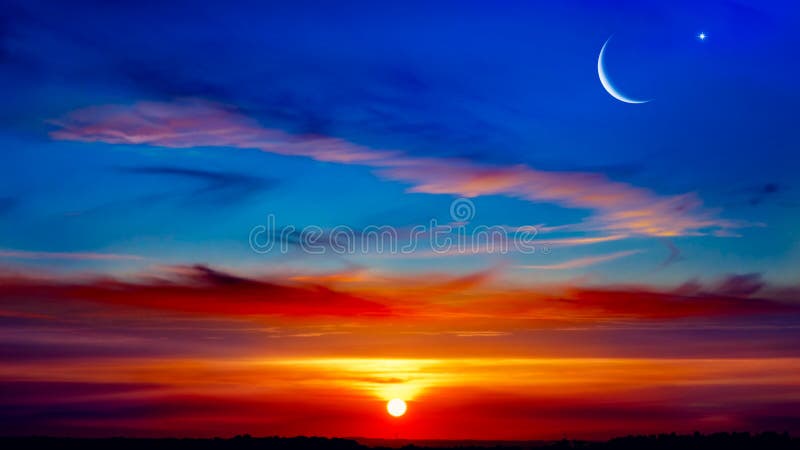 Lua crescente com fundo bonito do por do sol fotos de stock royalty free