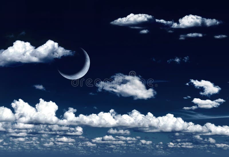 Lua crescente no céu nocturno e em nuvens sonhadores fotos de stock royalty free Lua crescente no céu nocturno e em nuvens sonhadores fotos de stock royalty free