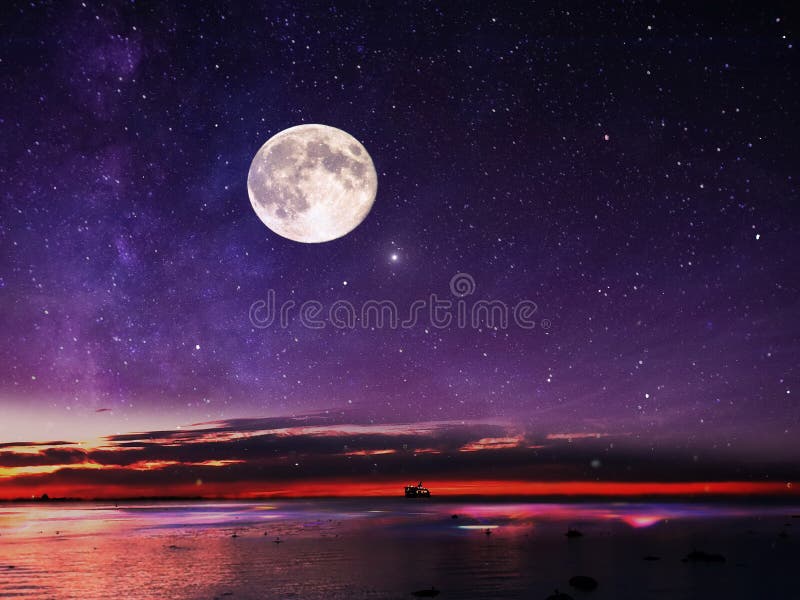 Lua e estrela galáxia céu estrelado noite no mar água lilás cor-de-rosa estrelas céu verão mar azul escuro mar reflexão lua