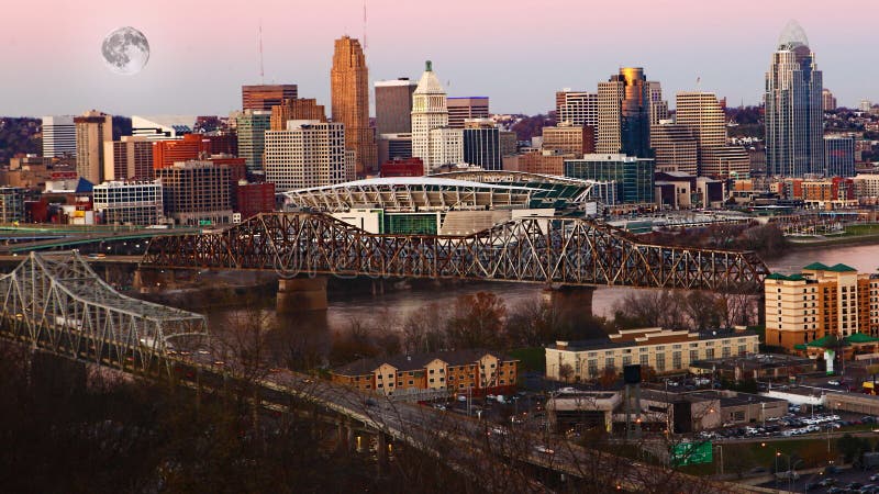 Lua a nascer sobre Cincinnati, Estados Unidos fotos de stock royalty free