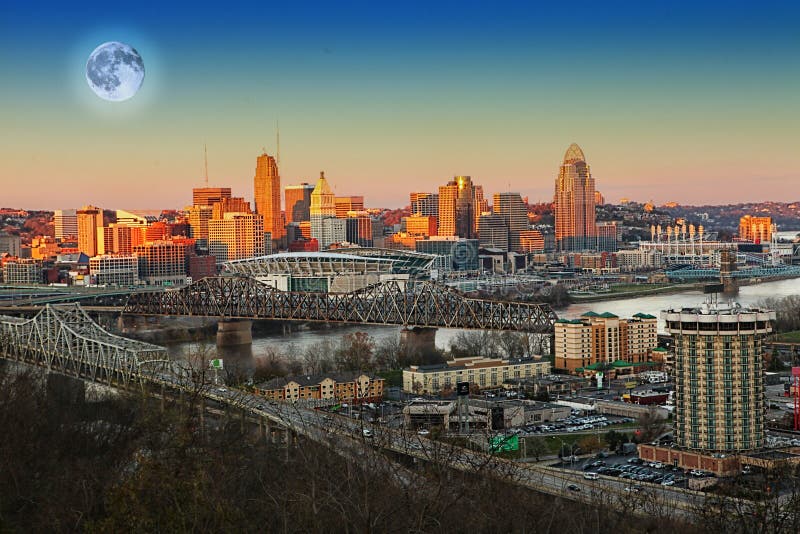 Lua a nascer sobre Cincinnati, Ohio fotos de stock