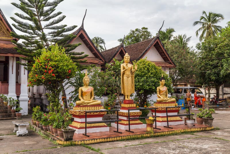Luang Prabang, Laos - circa Augusti 2015: Buddhastatyer i Wat Mai Monastery i Luang Prabang, Laos arkivfoton Luang Prabang, Laos - circa Augusti 2015: Buddhastatyer i Wat Mai Monastery i Luang Prabang, Laos arkivfoton