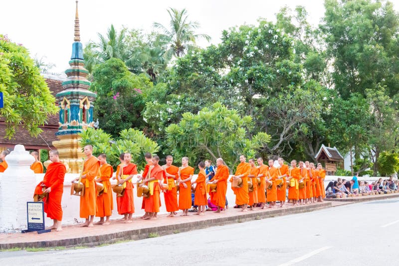 Luang Prabang Laos, Jun, - 13 2015: Buddyjscy datki daje ceremonii fotografia stock Luang Prabang Laos, Jun, - 13 2015: Buddyjscy datki daje ceremonii fotografia stock