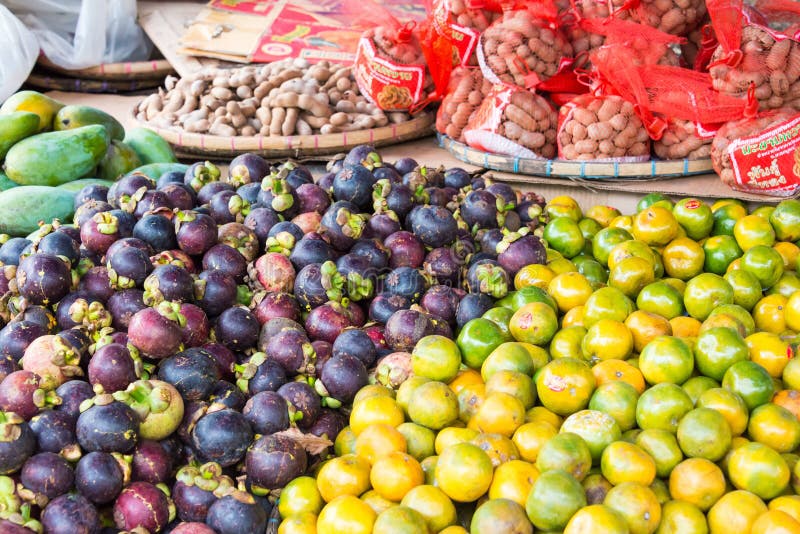 Ochtendmarkt van Luang Prabang. De Ochtendmarkt is een populaire plek voor toeristen om souvenirs te kopen stock fotografie