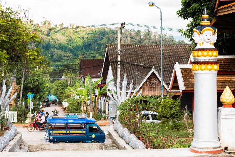 LUANG PRABANG LAOS, STYCZEŃ, - 11, 2017: Widok miasto transport publiczny i ulica Odbitkowa przestrzeń dla teksta zdjęcie stock LUANG PRABANG LAOS, STYCZEŃ, - 11, 2017: Widok miasto transport publiczny i ulica Odbitkowa przestrzeń dla teksta zdjęcie stock