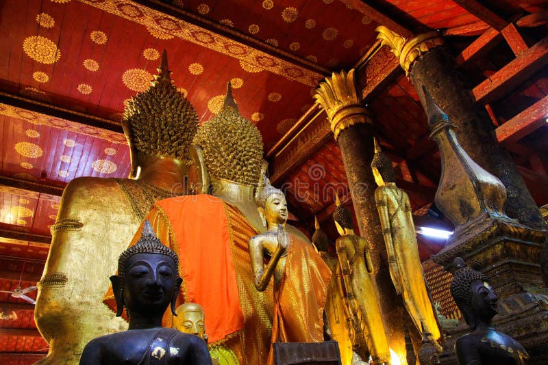 LUANG PRABANG WAT XIENG ZAPFEN, LAOS - 17. DEZEMBER 2017: Buddha-Statuen innerhalb des Tempels belichtet durch natürliches Sonnen stockfotos LUANG PRABANG WAT XIENG ZAPFEN, LAOS - 17. DEZEMBER 2017: Buddha-Statuen innerhalb des Tempels belichtet durch natürliches Sonnen stockfotos
