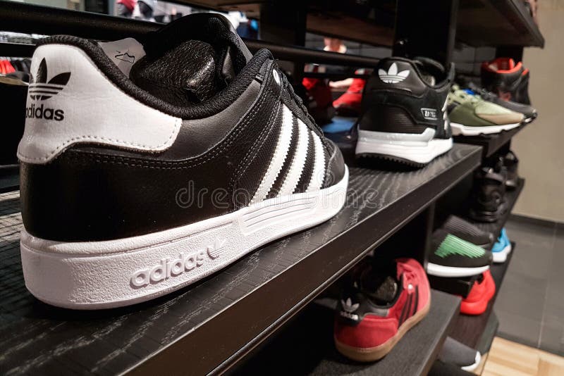 Negrita Espectáculo Humilde Adidas Sports Shoes in Close-up Editorial Stock Image - Image of indoor,  business: 106687599