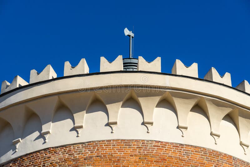 LUBLIN, POLONIA - Juni 07, 2018: El top de la torre del castillo de Lublin con un hacha imagen de archivo LUBLIN, POLONIA - Juni 07, 2018: El top de la torre del castillo de Lublin con un hacha imagen de archivo