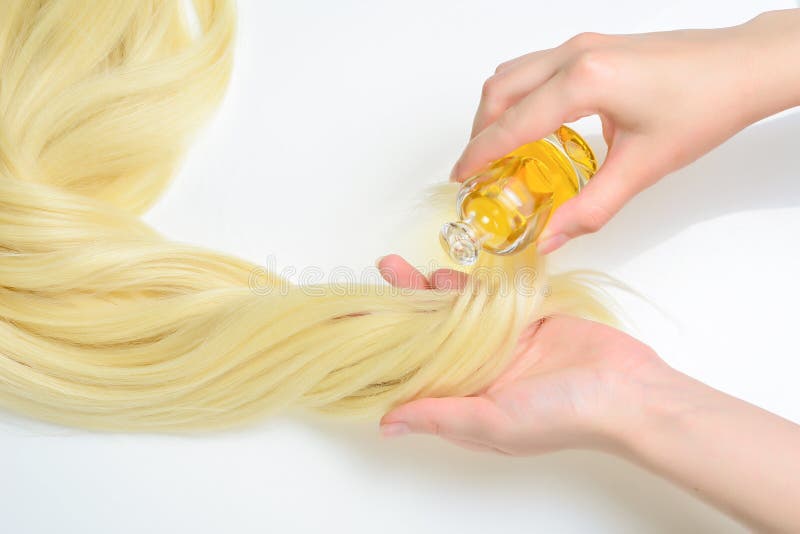 Lubrifichi il trattamento dei capelli per la donna con capelli biondi su fondo bianco immagine stock Lubrifichi il trattamento dei capelli per la donna con capelli biondi su fondo bianco immagine stock