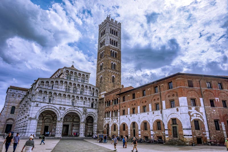 Lucca, Toskana/Italien - 09 15 2017: St Martin chatedral mit bewölktem blauem Himmel stockfotos Lucca, Toskana/Italien - 09 15 2017: St Martin chatedral mit bewölktem blauem Himmel stockfotos