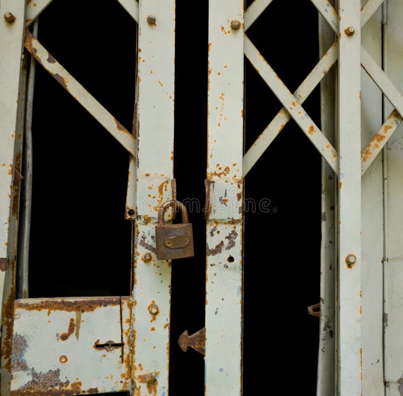 Lucchetto di lerciume e vecchia porta del metallo immagine stock libera da diritti Lucchetto di lerciume e vecchia porta del metallo immagine stock libera da diritti