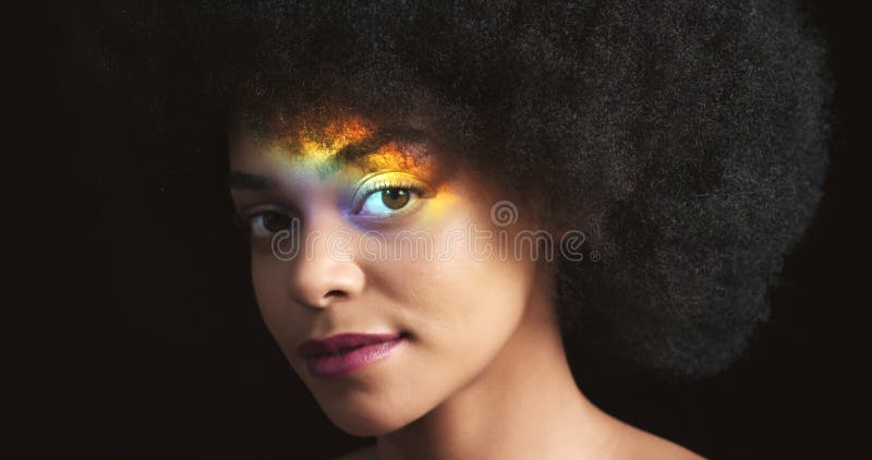 Luce arcobaleno luce donna di colore bellezza e pelle brillante ritratto creativo e orgoglio su fondo scuro. transessuale