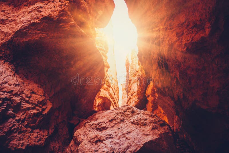Luce che brilla tra le rocce di Bryce Canyon, Utah, USA
