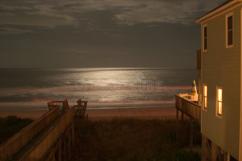 Luce della luna sull'oceano fotografie stock Luce della luna sull'oceano fotografie stock