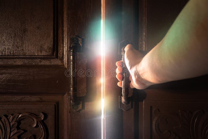 Luce della porta aperta della mano