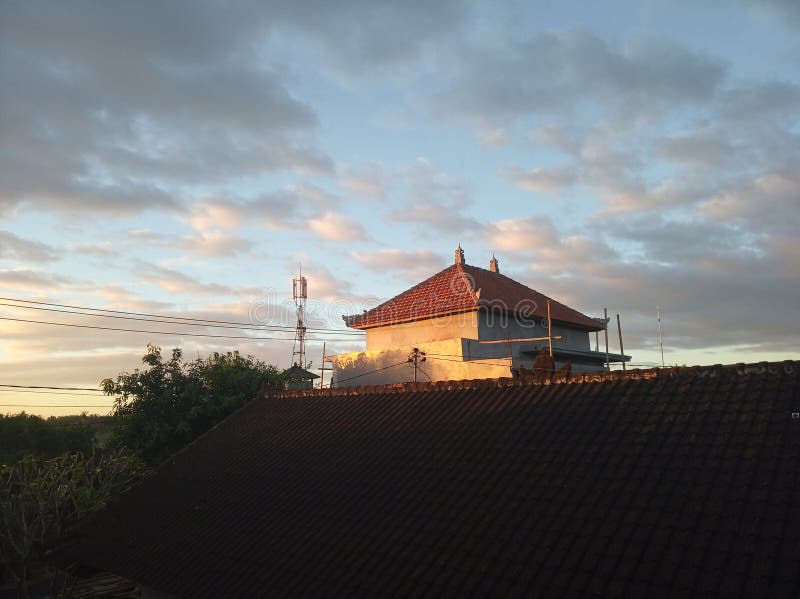 Luce di mattina da alba durante il giorno nuovo d'accoglienza della casa fotografie stock Luce di mattina da alba durante il giorno nuovo d'accoglienza della casa fotografie stock