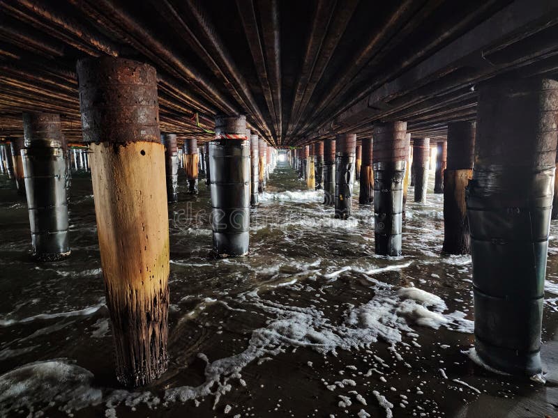 Luce a distanza sotto il molo della principessa nel porto di melbourne durante la Pasqua 2023 immagini stock Luce a distanza sotto il molo della principessa nel porto di melbourne durante la Pasqua 2023 immagini stock