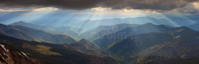 Luce drammatica nelle montagne carpatiche, molla in anticipo immagine stock libera da diritti Luce drammatica nelle montagne carpatiche, molla in anticipo immagine stock libera da diritti