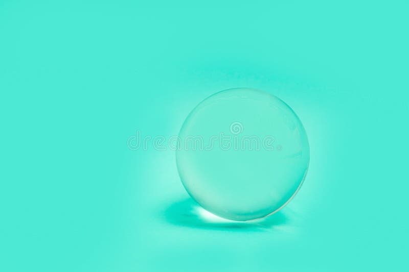 Luce semplice del fondo dell'oggetto di verde di Crystal Glass Sphere Ball Transparent fotografia stock Luce semplice del fondo dell'oggetto di verde di Crystal Glass Sphere Ball Transparent fotografia stock