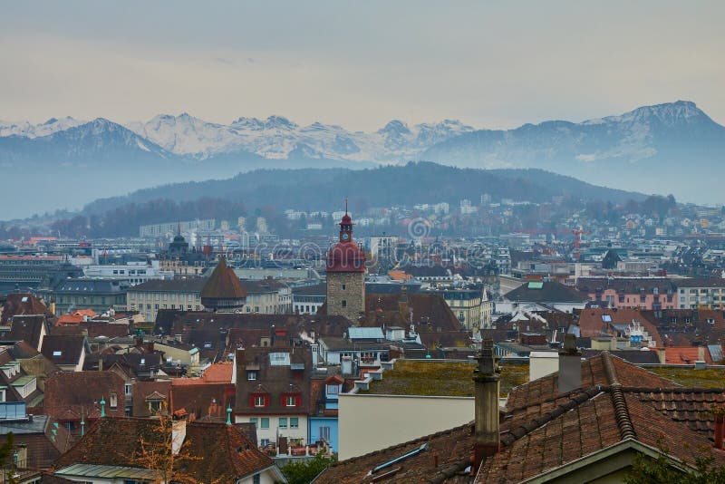 LUCERNA, SVIZZERA - 29 novembre 2018: Vista di vecchia città di Lucerna, del comune e dell'autunno tardo delle montagne circostan fotografie stock LUCERNA, SVIZZERA - 29 novembre 2018: Vista di vecchia città di Lucerna, del comune e dell'autunno tardo delle montagne circostan fotografie stock