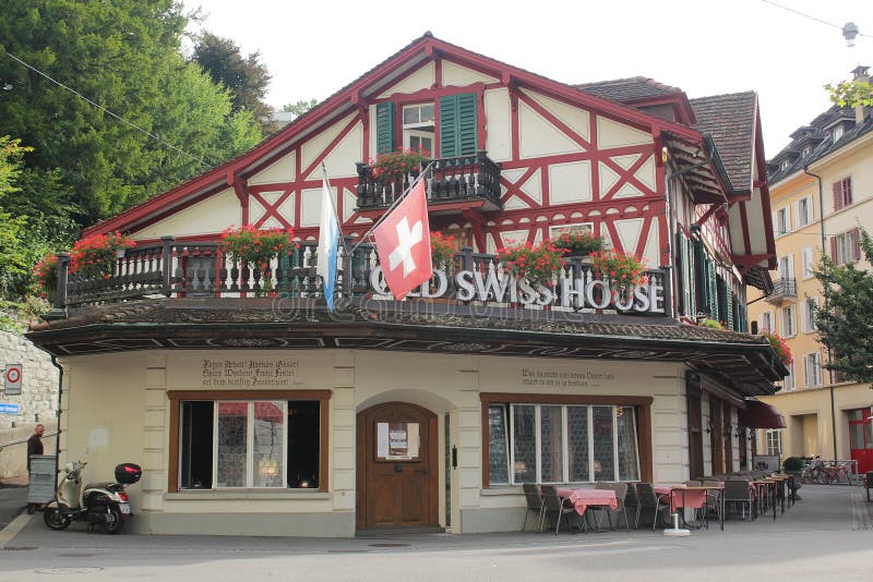 Lucerne Schweiz - Augusti 30,2017: Härligt trähus på ottan royaltyfri foto Lucerne Schweiz - Augusti 30,2017: Härligt trähus på ottan royaltyfri foto