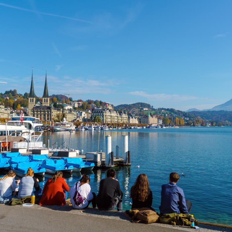 Lucerne Schweiz - Oktober 19, 2017: Studenter äter lunch och royaltyfria foton Lucerne Schweiz - Oktober 19, 2017: Studenter äter lunch och royaltyfria foton